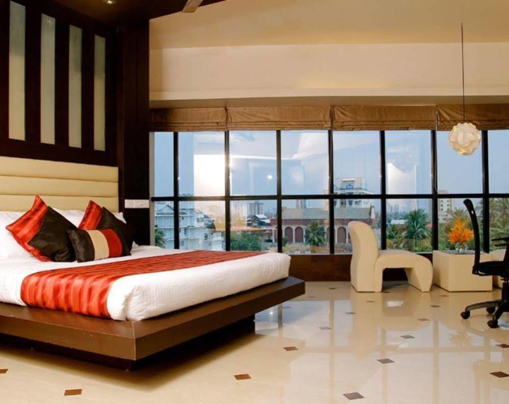 Imperial Regency Hotel Kochi Exterior photo